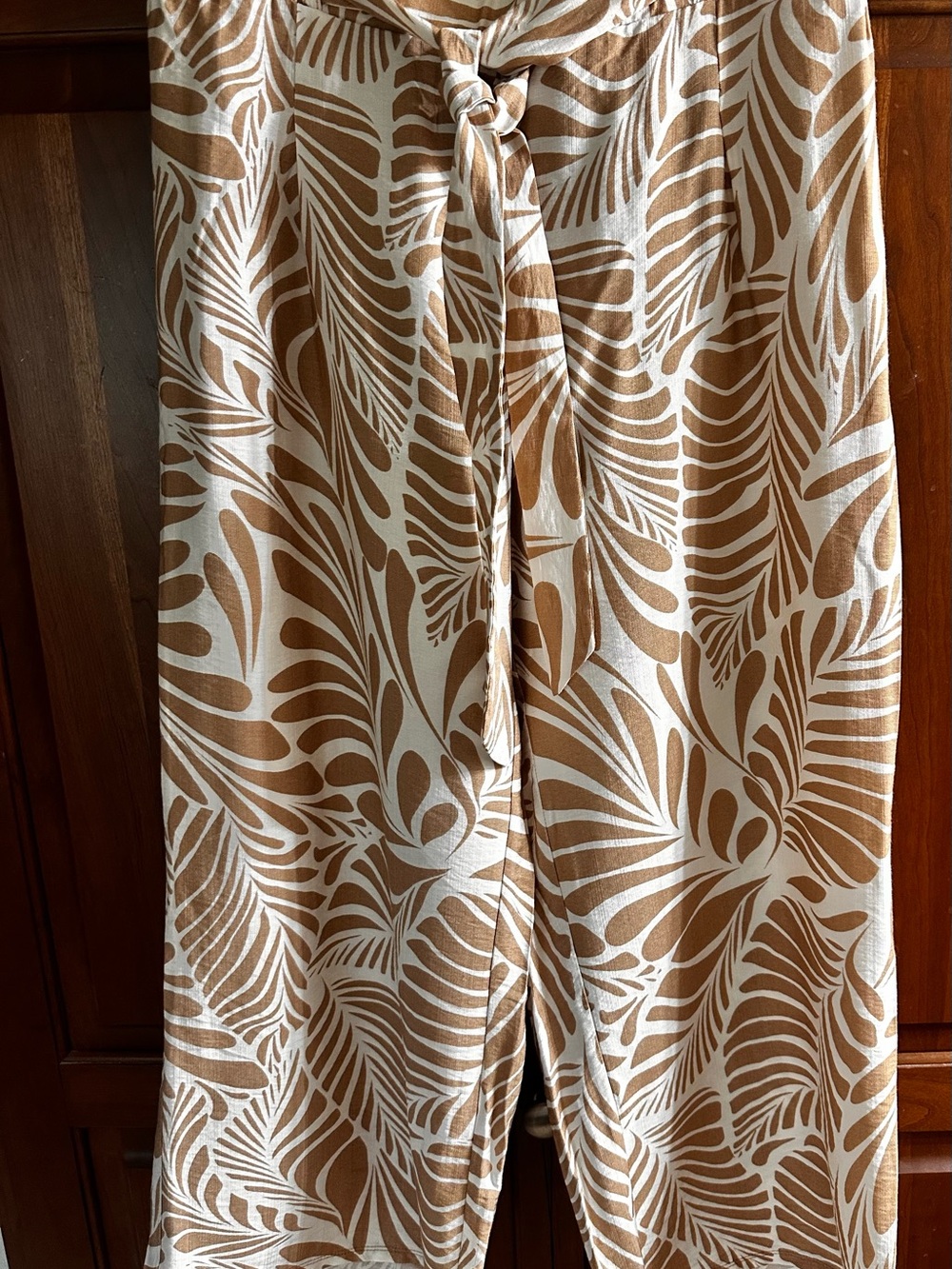 Wide Leg Palm-Print capri Pants in Tan & White